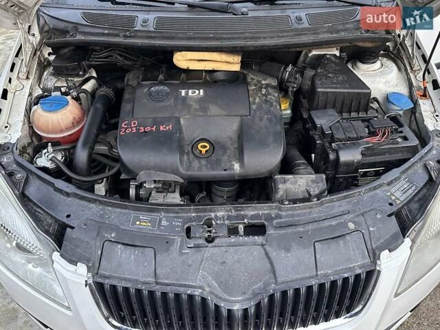 Белый Шкода Фабия, объемом двигателя 1.42 л и пробегом 300 тыс. км за 6500 $, фото 6 на Automoto.ua