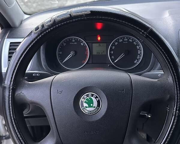 Белый Шкода Фабия, объемом двигателя 1.42 л и пробегом 300 тыс. км за 6500 $, фото 4 на Automoto.ua