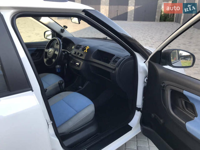 Белый Шкода Фабия, объемом двигателя 1.2 л и пробегом 223 тыс. км за 4300 $, фото 14 на Automoto.ua