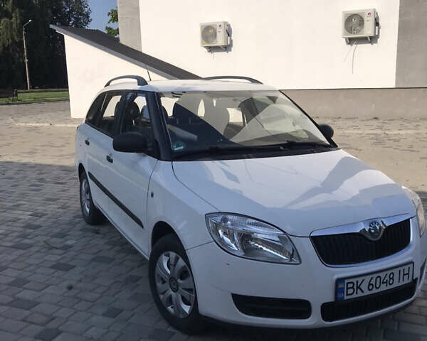 Белый Шкода Фабия, объемом двигателя 1.2 л и пробегом 223 тыс. км за 4300 $, фото 1 на Automoto.ua