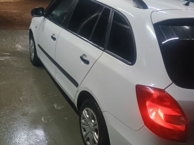 Шкода Фабия 2009 в Ладыжин на Automoto.ua Белый Шкода Фабия, объемом двигателя 1.2 л и пробегом 253 тыс. км за 4500 $, фото 6 на Automoto.ua