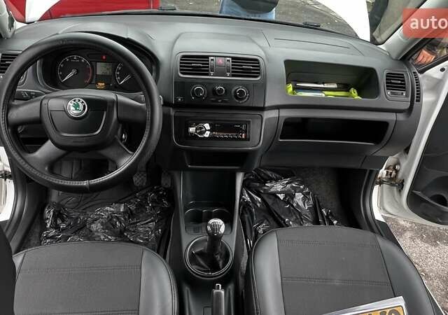 Білий Шкода Фабія, об'ємом двигуна 1.2 л та пробігом 256 тис. км за 4500 $, фото 8 на Automoto.ua