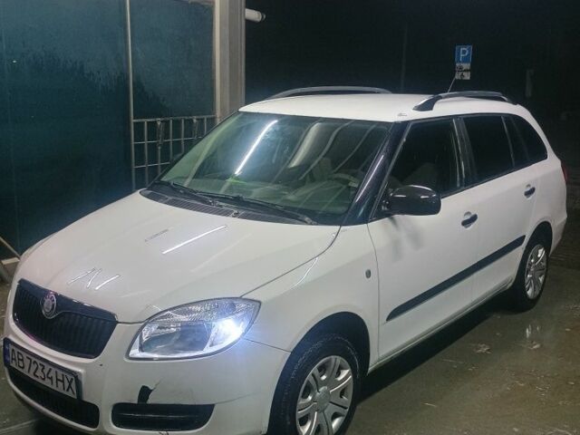 Шкода Фабия 2009 в Ладыжин на Automoto.ua Белый Шкода Фабия, объемом двигателя 1.2 л и пробегом 253 тыс. км за 4500 $, фото 4 на Automoto.ua