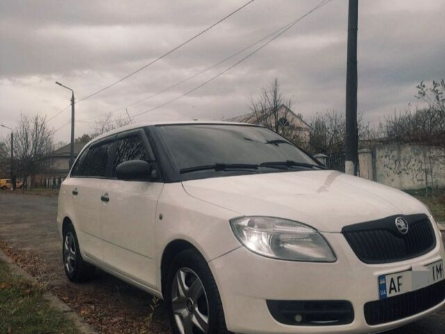 Белый Шкода Фабия, объемом двигателя 0 л и пробегом 250 тыс. км за 4299 $, фото 1 на Automoto.ua