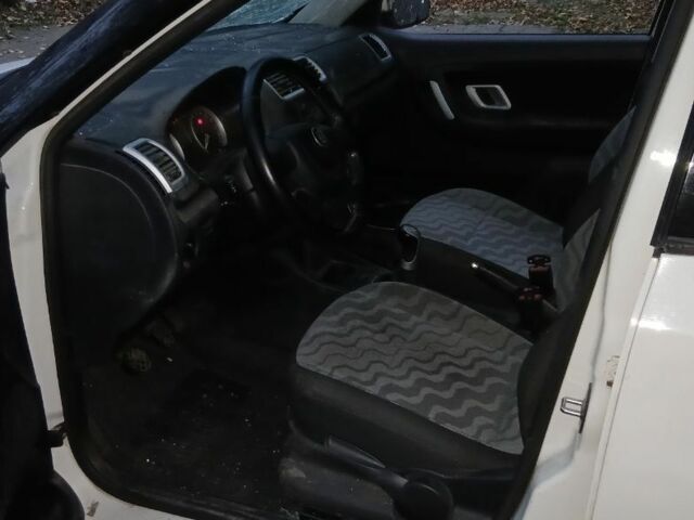 Белый Шкода Фабия, объемом двигателя 1.6 л и пробегом 223 тыс. км за 2500 $, фото 6 на Automoto.ua