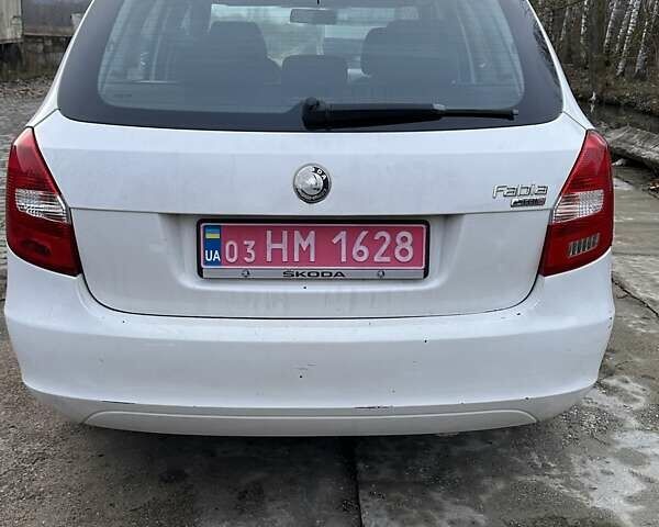 Белый Шкода Фабия, объемом двигателя 1.42 л и пробегом 300 тыс. км за 6500 $, фото 2 на Automoto.ua