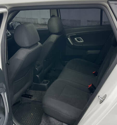 Белый Шкода Фабия, объемом двигателя 1.2 л и пробегом 315 тыс. км за 5000 $, фото 6 на Automoto.ua