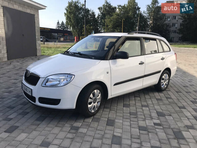 Белый Шкода Фабия, объемом двигателя 1.2 л и пробегом 223 тыс. км за 4300 $, фото 5 на Automoto.ua