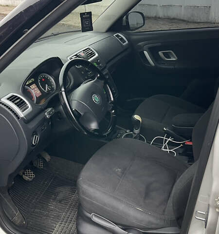 Белый Шкода Фабия, объемом двигателя 1.2 л и пробегом 315 тыс. км за 5000 $, фото 7 на Automoto.ua