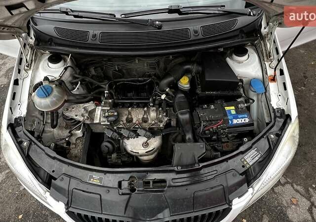 Білий Шкода Фабія, об'ємом двигуна 1.2 л та пробігом 256 тис. км за 4500 $, фото 13 на Automoto.ua