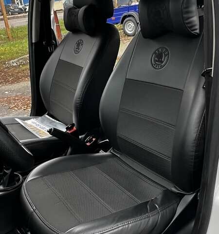 Білий Шкода Фабія, об'ємом двигуна 1.2 л та пробігом 256 тис. км за 4500 $, фото 9 на Automoto.ua