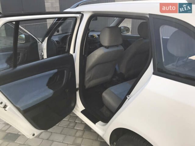 Белый Шкода Фабия, объемом двигателя 1.2 л и пробегом 223 тыс. км за 4300 $, фото 10 на Automoto.ua