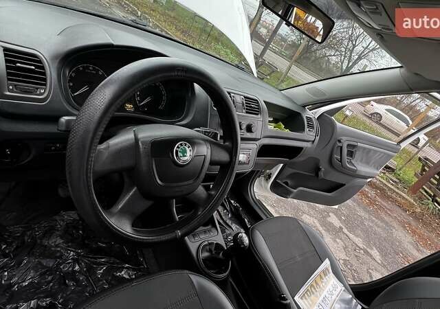 Білий Шкода Фабія, об'ємом двигуна 1.2 л та пробігом 256 тис. км за 4500 $, фото 10 на Automoto.ua