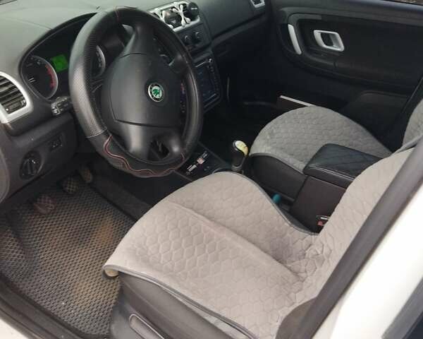 Белый Шкода Фабия, объемом двигателя 1.42 л и пробегом 270 тыс. км за 5000 $, фото 6 на Automoto.ua