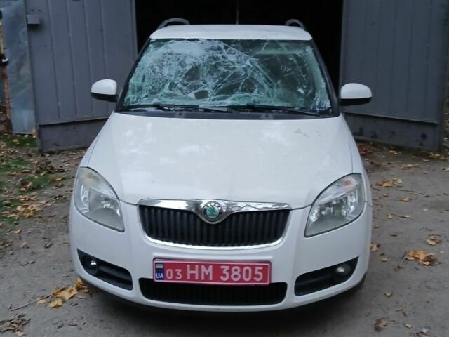 Белый Шкода Фабия, объемом двигателя 1.6 л и пробегом 223 тыс. км за 2500 $, фото 1 на Automoto.ua