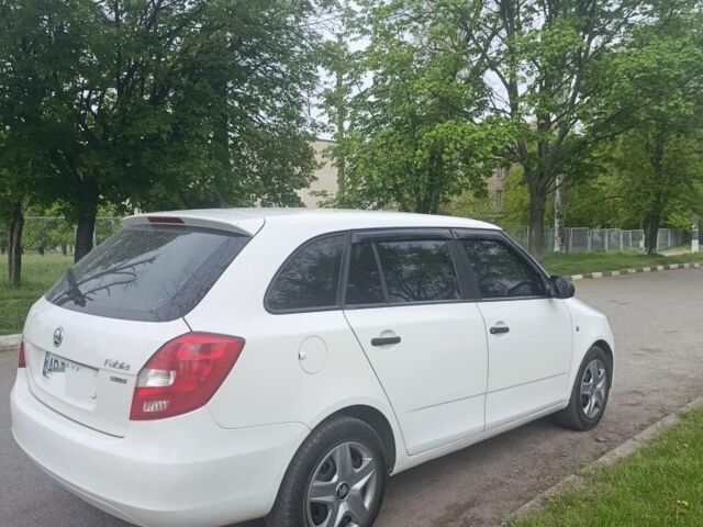 Белый Шкода Фабия, объемом двигателя 0 л и пробегом 265 тыс. км за 4199 $, фото 2 на Automoto.ua