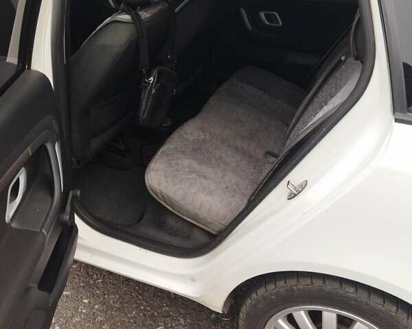 Белый Шкода Фабия, объемом двигателя 1.42 л и пробегом 270 тыс. км за 5000 $, фото 2 на Automoto.ua