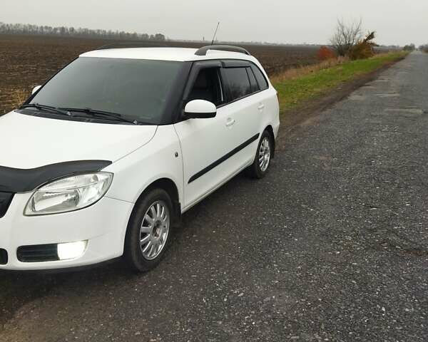 Белый Шкода Фабия, объемом двигателя 1.42 л и пробегом 270 тыс. км за 5000 $, фото 5 на Automoto.ua
