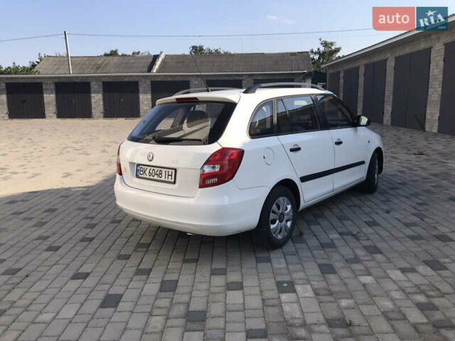 Белый Шкода Фабия, объемом двигателя 1.2 л и пробегом 223 тыс. км за 4300 $, фото 3 на Automoto.ua