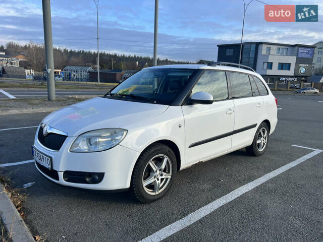 Білий Шкода Фабія, об'ємом двигуна 1.39 л та пробігом 296 тис. км за 4700 $, фото 2 на Automoto.ua