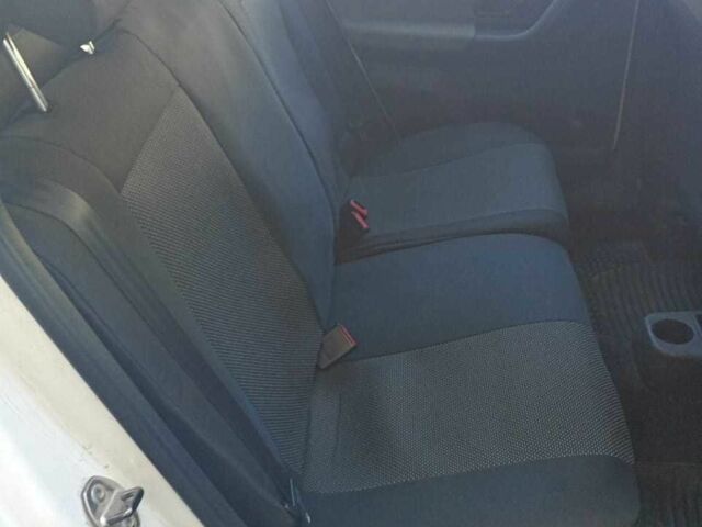 Білий Шкода Фабія, об'ємом двигуна 1.6 л та пробігом 240 тис. км за 5200 $, фото 4 на Automoto.ua