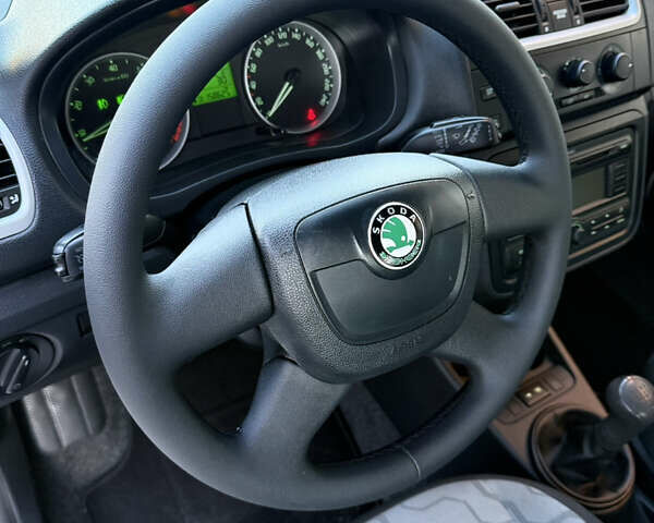 Белый Шкода Фабия, объемом двигателя 1.4 л и пробегом 158 тыс. км за 5700 $, фото 23 на Automoto.ua