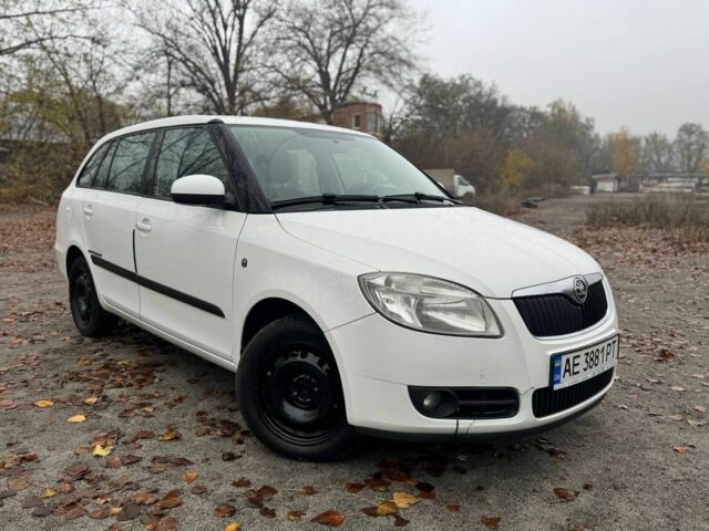 Белый Шкода Фабия, объемом двигателя 1.4 л и пробегом 250 тыс. км за 4300 $, фото 1 на Automoto.ua