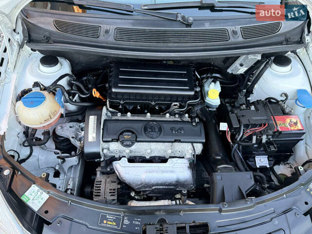 Белый Шкода Фабия, объемом двигателя 1.4 л и пробегом 158 тыс. км за 5700 $, фото 20 на Automoto.ua