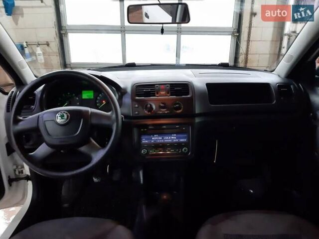 Белый Шкода Фабия, объемом двигателя 1.2 л и пробегом 197 тыс. км за 4900 $, фото 4 на Automoto.ua