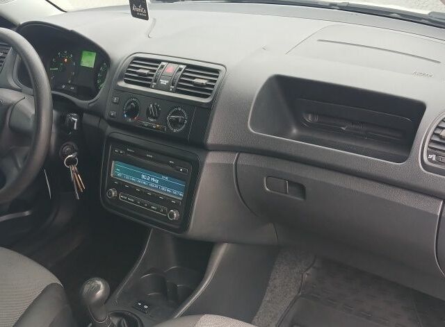 Белый Шкода Фабия, объемом двигателя 1.2 л и пробегом 248 тыс. км за 4850 $, фото 13 на Automoto.ua