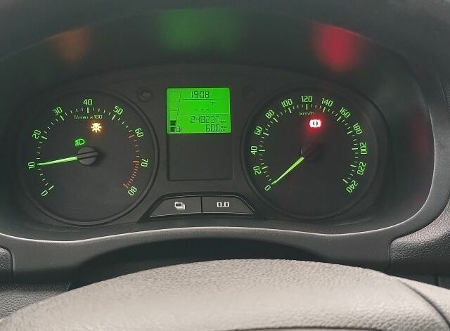 Белый Шкода Фабия, объемом двигателя 1.2 л и пробегом 248 тыс. км за 4850 $, фото 15 на Automoto.ua