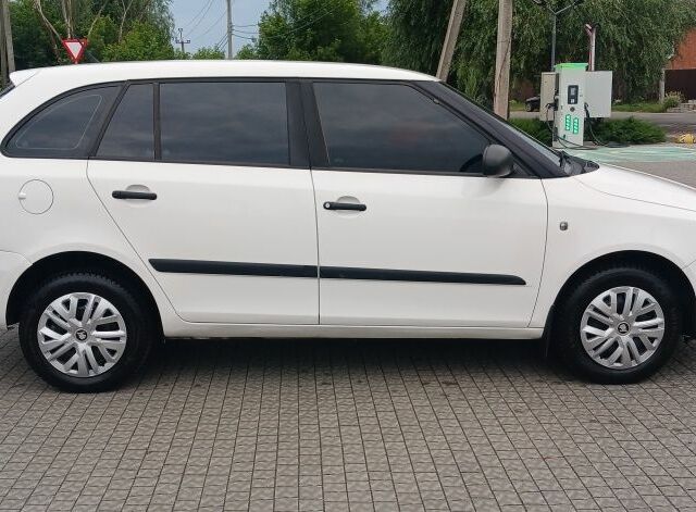 Белый Шкода Фабия, объемом двигателя 1.2 л и пробегом 248 тыс. км за 4850 $, фото 5 на Automoto.ua