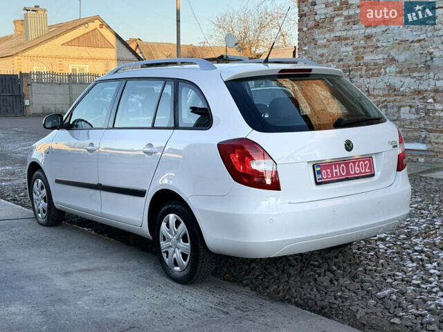 Белый Шкода Фабия, объемом двигателя 1.4 л и пробегом 158 тыс. км за 5700 $, фото 3 на Automoto.ua
