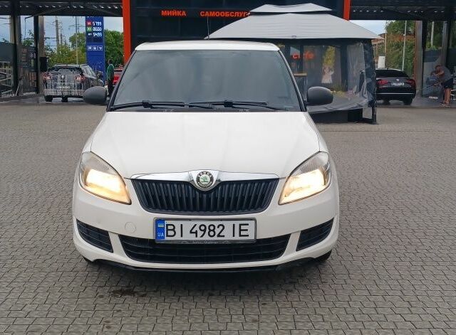 Белый Шкода Фабия, объемом двигателя 1.2 л и пробегом 248 тыс. км за 4850 $, фото 2 на Automoto.ua