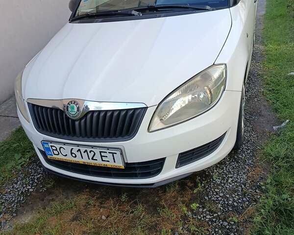 Белый Шкода Фабия, объемом двигателя 1.6 л и пробегом 280 тыс. км за 5000 $, фото 3 на Automoto.ua