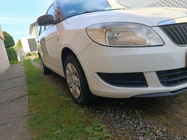 Белый Шкода Фабия, объемом двигателя 1.6 л и пробегом 280 тыс. км за 5000 $, фото 2 на Automoto.ua