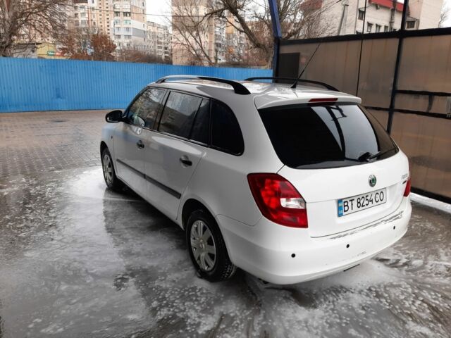 Белый Шкода Фабия, объемом двигателя 1.2 л и пробегом 197 тыс. км за 4900 $, фото 3 на Automoto.ua