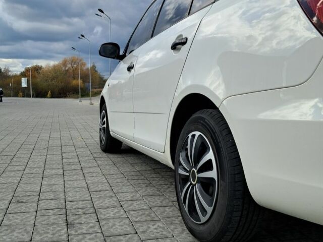 Шкода Фабия 2010 в Львове на Automoto.ua Белый Шкода Фабия, объемом двигателя 1.6 л и пробегом 350 тыс. км за 5800 $, фото 5 на Automoto.ua