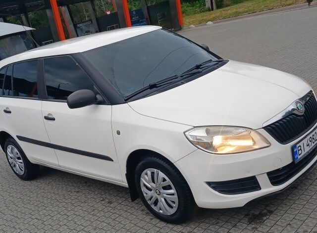 Белый Шкода Фабия, объемом двигателя 1.2 л и пробегом 248 тыс. км за 4850 $, фото 3 на Automoto.ua