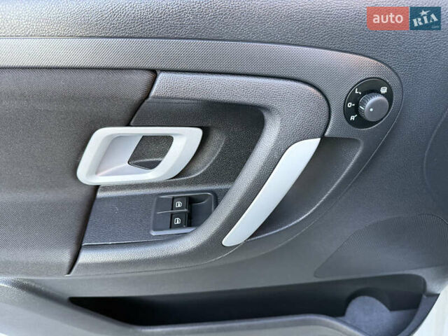 Белый Шкода Фабия, объемом двигателя 1.4 л и пробегом 158 тыс. км за 5700 $, фото 21 на Automoto.ua