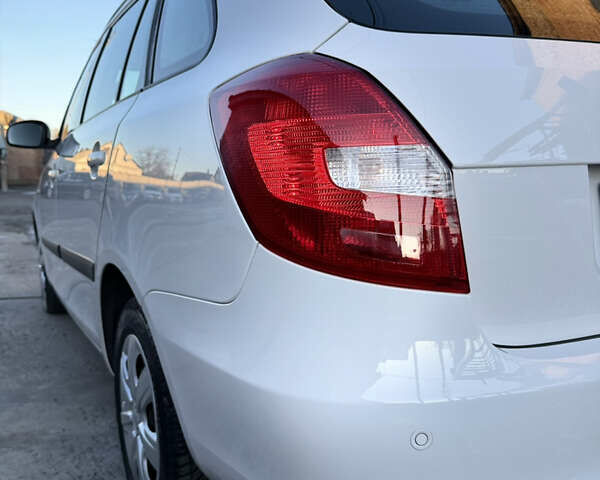 Белый Шкода Фабия, объемом двигателя 1.4 л и пробегом 158 тыс. км за 5700 $, фото 10 на Automoto.ua