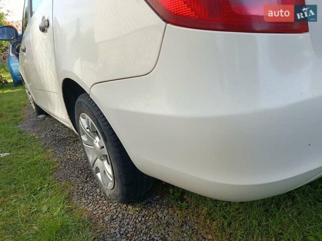 Белый Шкода Фабия, объемом двигателя 1.6 л и пробегом 280 тыс. км за 5000 $, фото 2 на Automoto.ua