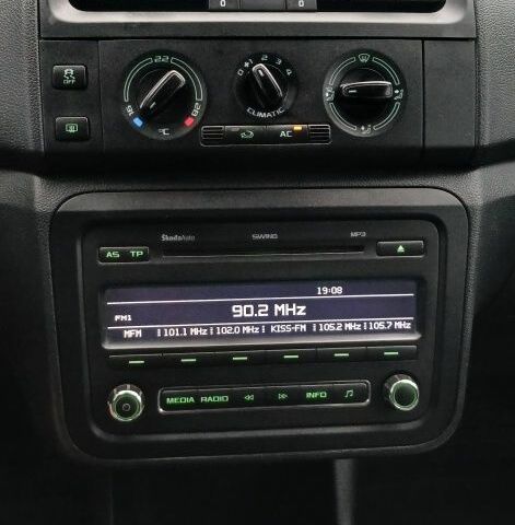 Белый Шкода Фабия, объемом двигателя 1.2 л и пробегом 248 тыс. км за 4850 $, фото 19 на Automoto.ua