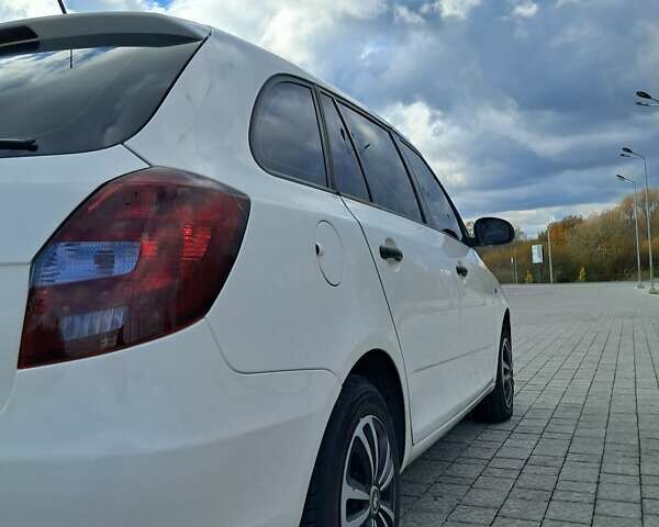 Шкода Фабия 2010 в Львове на Automoto.ua Белый Шкода Фабия, объемом двигателя 1.6 л и пробегом 350 тыс. км за 5800 $, фото 2 на Automoto.ua