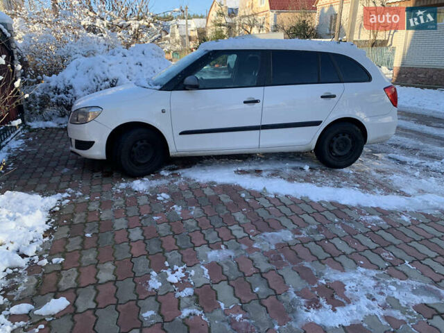 Білий Шкода Фабія, об'ємом двигуна 1.6 л та пробігом 204 тис. км за 5950 $, фото 1 на Automoto.ua