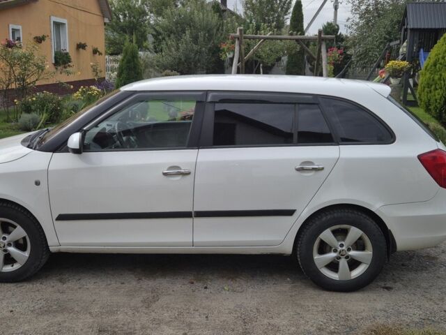 Белый Шкода Фабия, объемом двигателя 1.4 л и пробегом 231 тыс. км за 3950 $, фото 4 на Automoto.ua