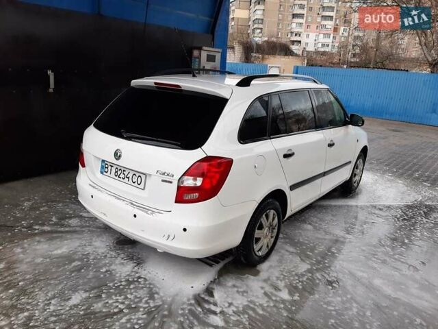 Белый Шкода Фабия, объемом двигателя 1.2 л и пробегом 197 тыс. км за 4900 $, фото 1 на Automoto.ua