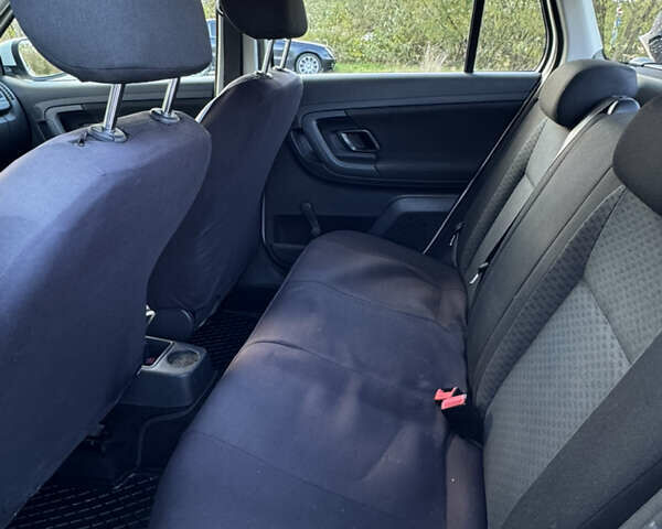 Білий Шкода Фабія, об'ємом двигуна 1.2 л та пробігом 230 тис. км за 7200 $, фото 10 на Automoto.ua