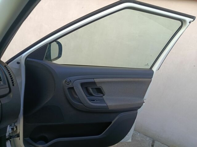 Белый Шкода Фабия, объемом двигателя 1.6 л и пробегом 280 тыс. км за 5000 $, фото 12 на Automoto.ua