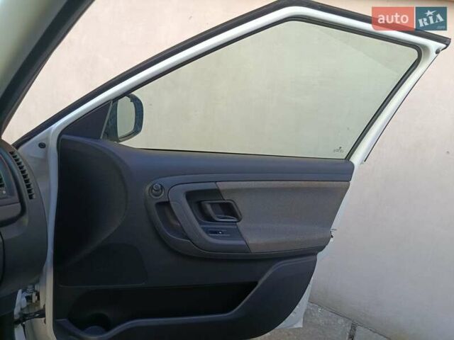 Белый Шкода Фабия, объемом двигателя 1.6 л и пробегом 280 тыс. км за 5000 $, фото 11 на Automoto.ua